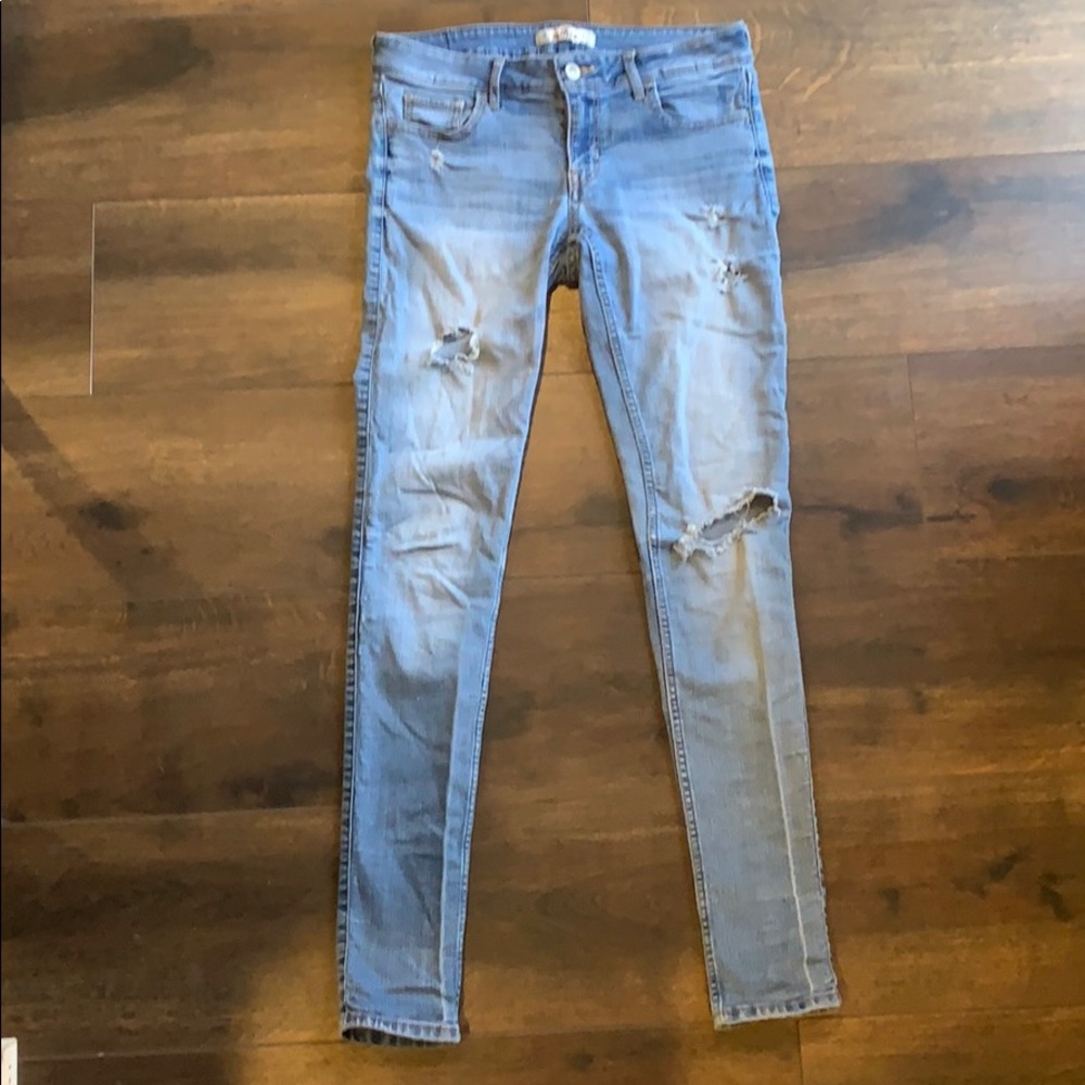 Hollister Distressed Jeans; Size 5 (Regular)